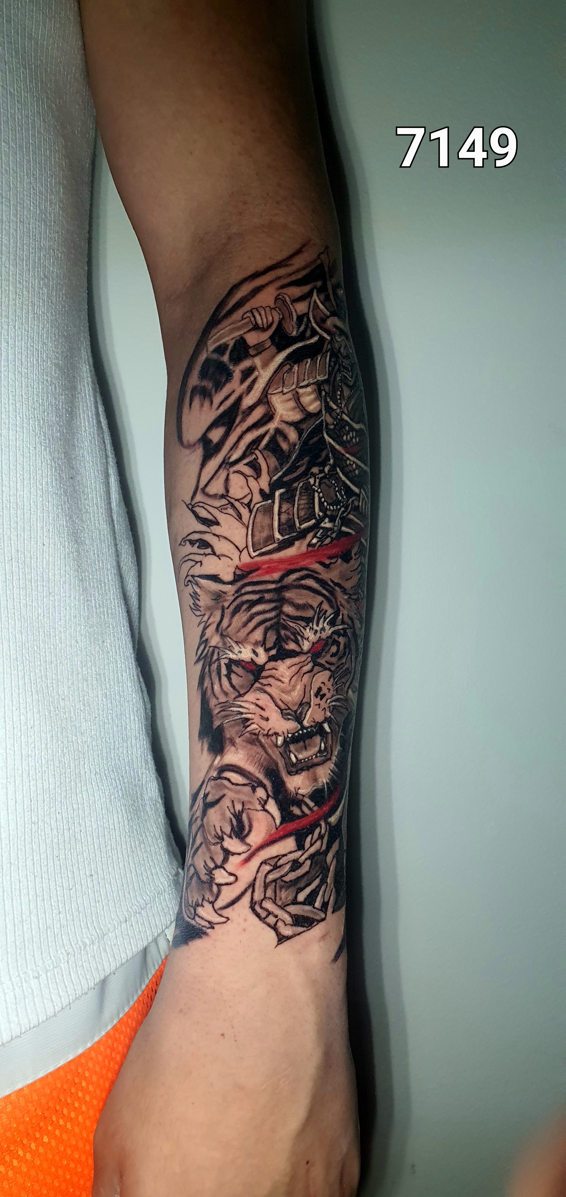 Tatuagem blackwork tribal com impacto visual forte