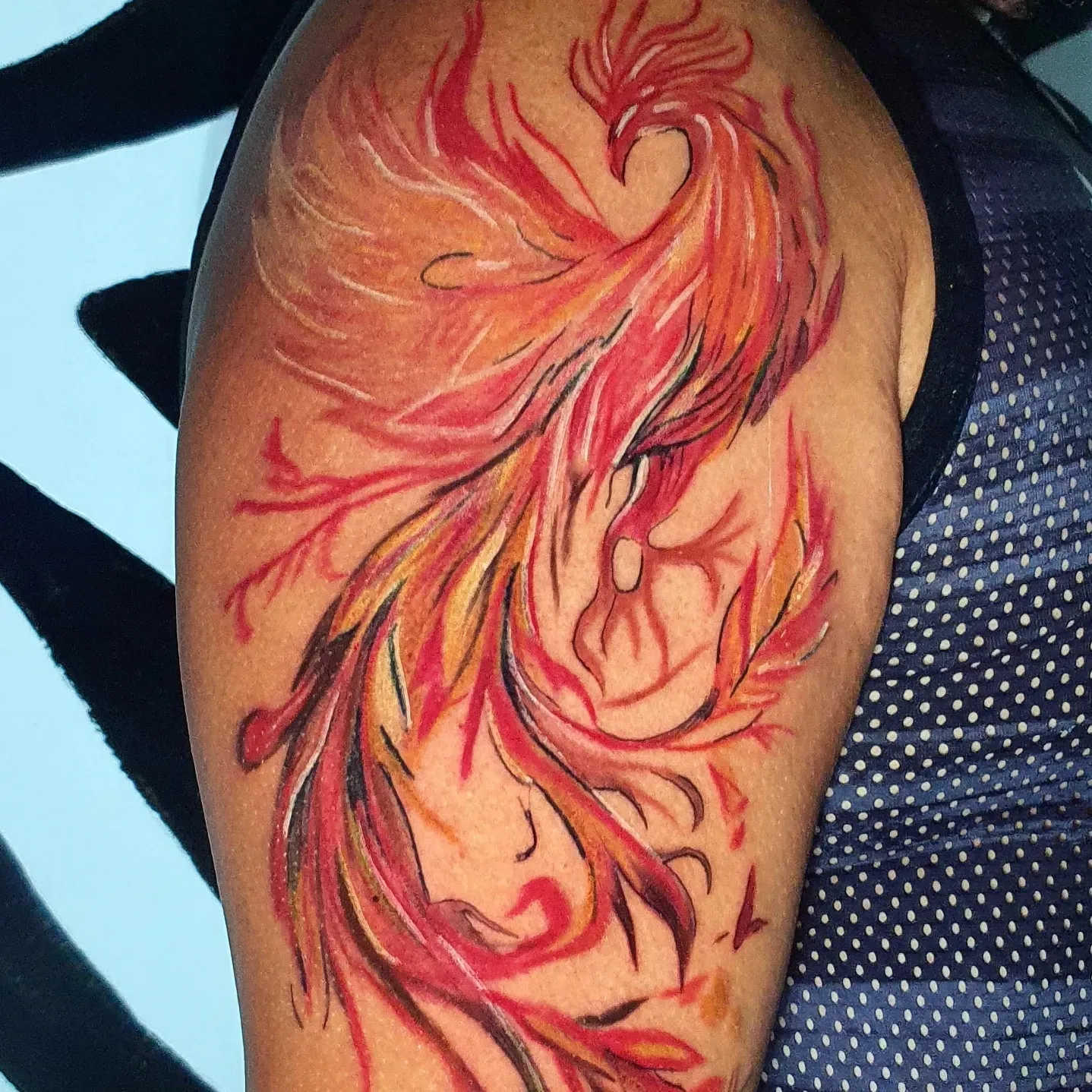Tatuagem aquarela com cores saturadas e fluidas