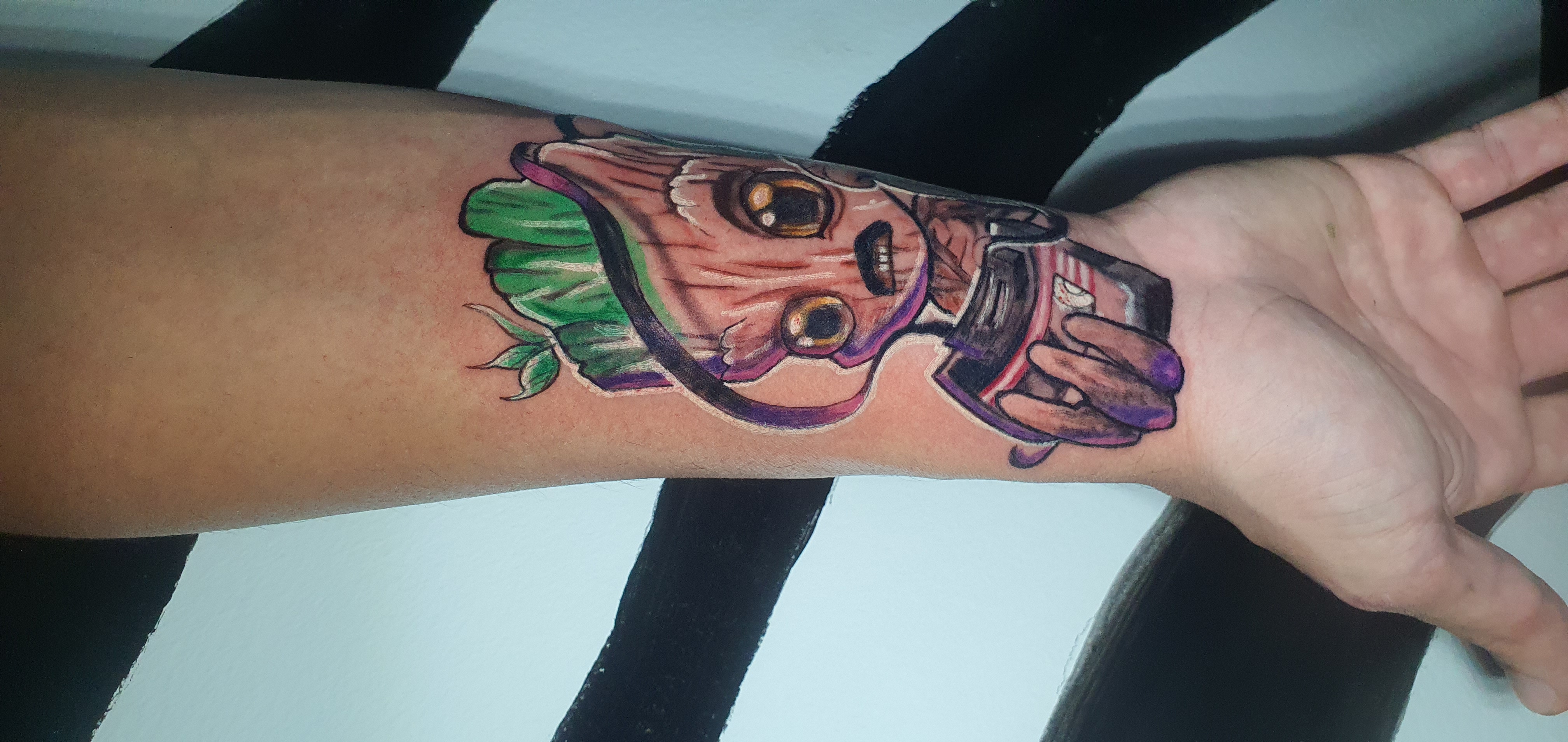 Tatuagem neotradicional colorida com detalhes ricos