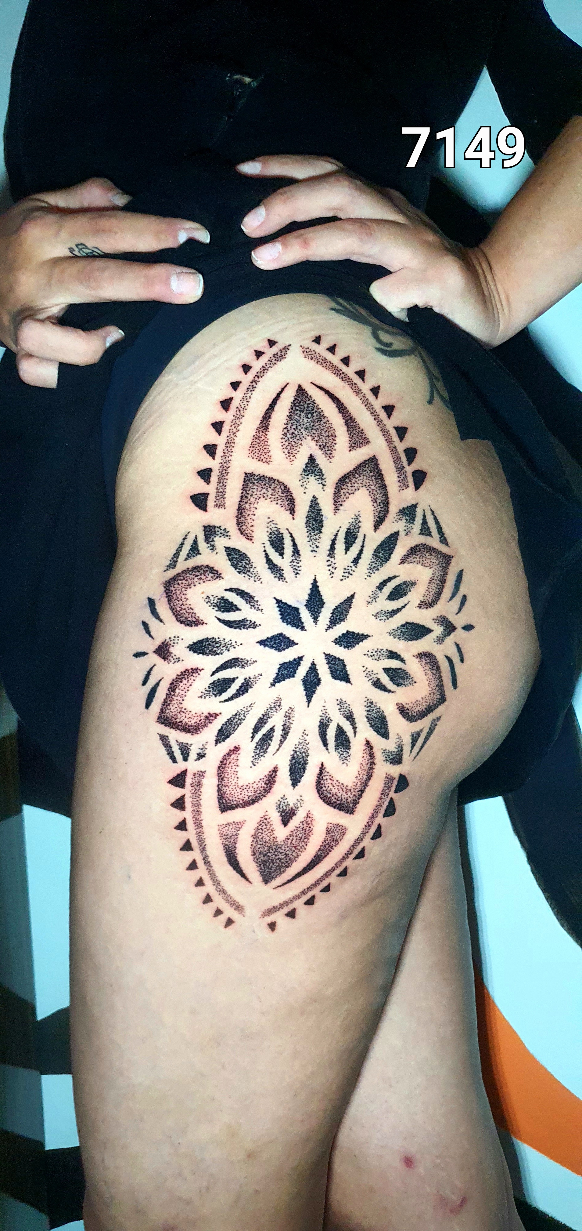 Tatuagem pontilismo com mandala geométrica